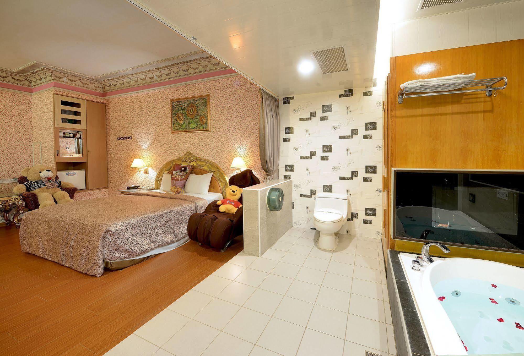 Holland Village Motel Tainan Exterior foto