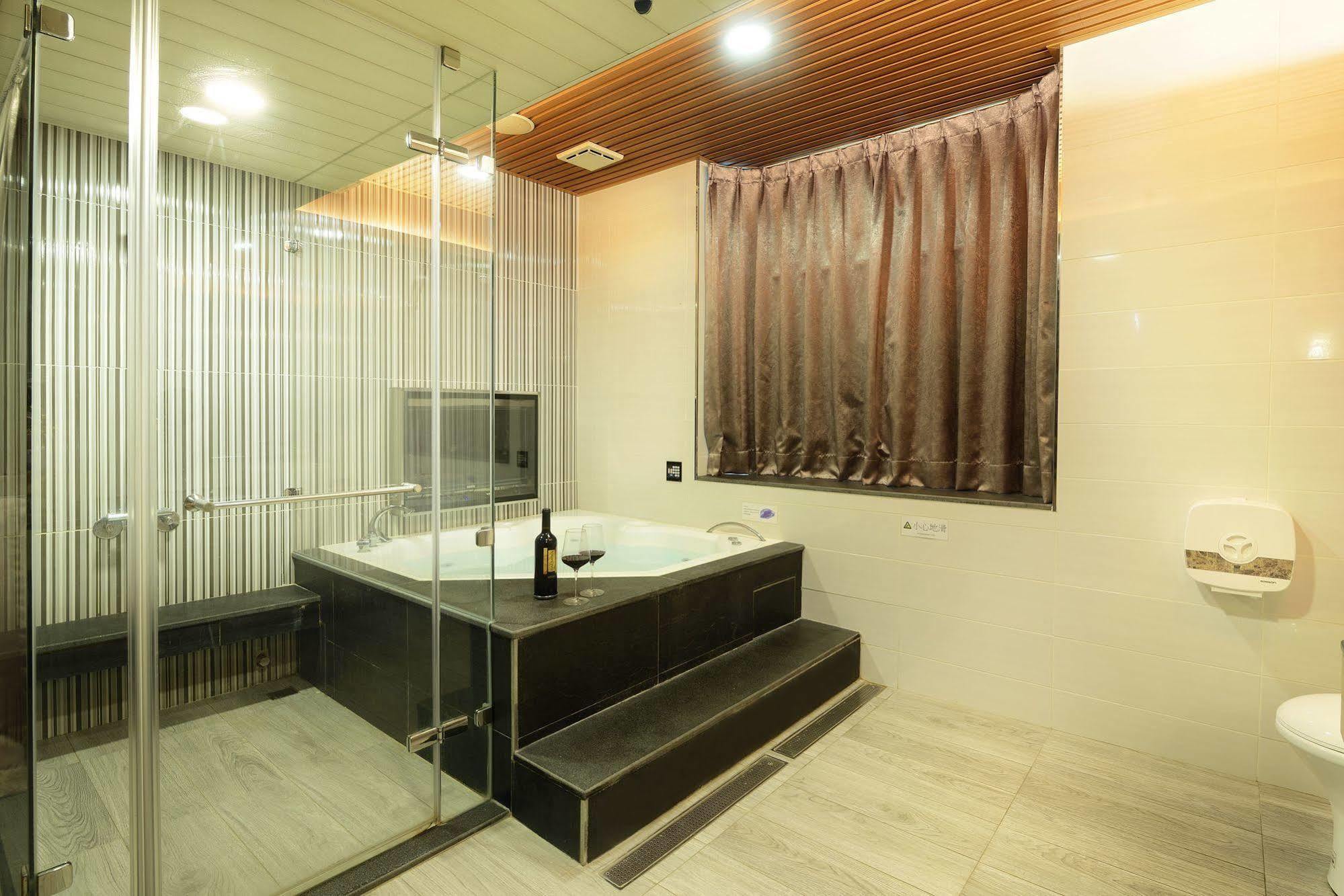 Holland Village Motel Tainan Exterior foto